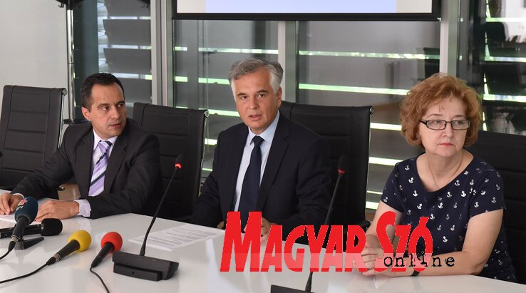 Dr. Dušan Nikolić, az Újvidéki Egyetem rektora (középen) és munkatársai