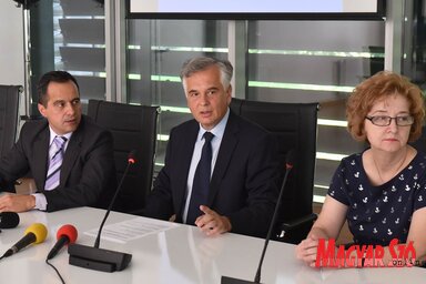 Dr. Dušan Nikolić, az Újvidéki Egyetem rektora (középen) és munkatársai