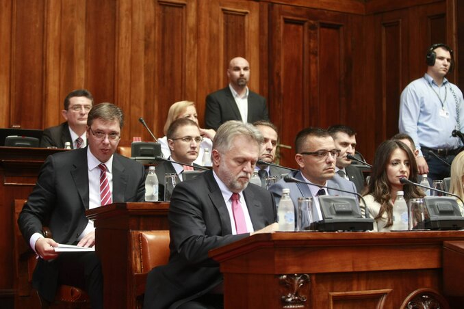 Aleksandar Vučić „új” miniszterei körében (Fotó: Miloš Miškov/Beta)