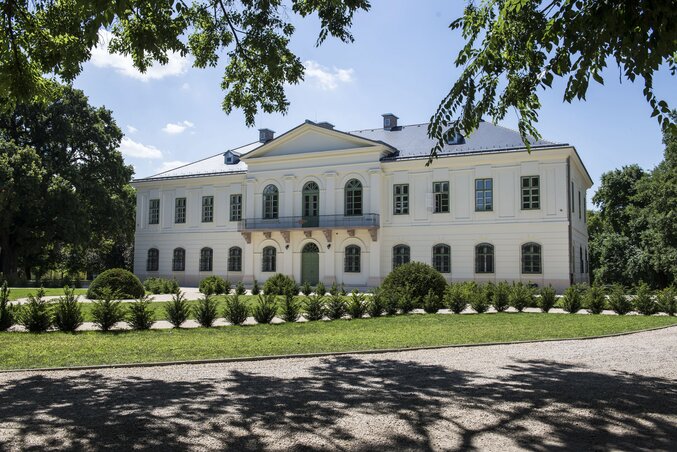 A teljesen felújított perkátai Győry-kastély bejárata (Fotó: MTI)