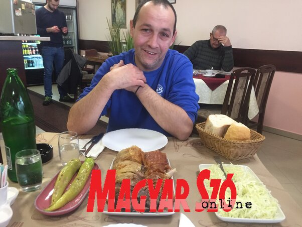 Goran barátom (de én is) a bárány láttán mosolygott, mint a tejbetök (Fotó: Laták István) Goran barátom (de én is) a bárány láttán mosolygott, mint a tejbetök (Fotó: Laták István)