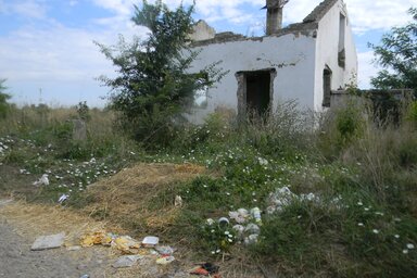 A környék lakói nap mint nap elmennek a büdös és koszos épület mellett (Fotó: Fehér Rózsa)