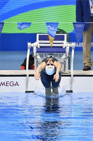 Hosszú Katinka rajtol a női 200 méteres hátúszás döntőjében a riói nyári olimpián a Rio de Janeiró-i Olimpiai Uszodában 2016. augusztus 12-én. A magyar úszónő a második helyen végzett (MTI Fotó: Illyés Tibor)