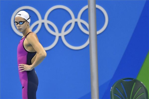 Kapás Boglárka a női 800 méteres gyorsúszás döntője előtt a riói nyári olimpián a Rio de Janeiró-i Olimpiai Uszodában 2016. augusztus 12-én. A magyar úszónő a harmadik helyen végzett. (MTI Fotó: Illyés Tibor) Kapás Boglárka a női 800 méteres gyorsúszás döntője előtt a riói nyári olimpián a Rio de Janeiró-i Olimpiai Uszodában 2016. augusztus 12-én. A magyar úszónő a harmadik helyen végzett. (MTI Fotó: Illyés Tibor)