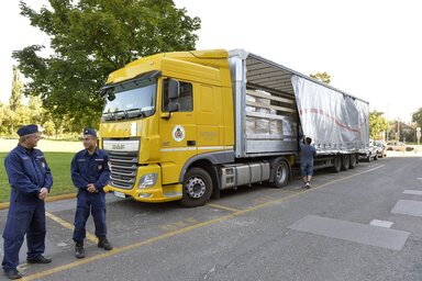 A kamionnyi segélyszállítmány az OKF budapesti központja előtt (Fotó: MTI)