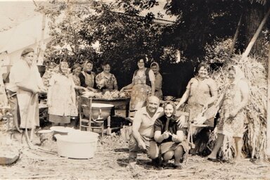 Készül a lakodalmas tyúkhúslevesnek való az 1970-es évek elején (Fotó: Dampfinger Irén gyűjteményéből)