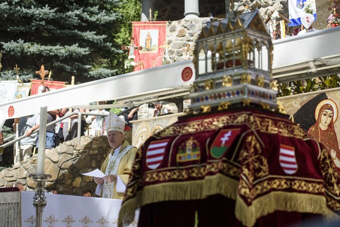 Erdő Péter bíboros szentmisét mutat be a nemzeti kegyhelyen. Jobbra a Szent Jobb nemzeti ereklye