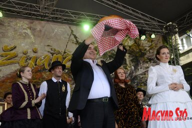 A polgármester átveszi az új lisztből sült kenyeret (Molnár Edvárd)