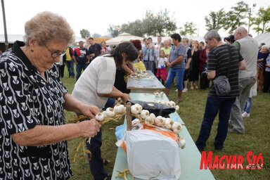 Fonják a fokhagymát az asszonyok (Molnár Edvárd)