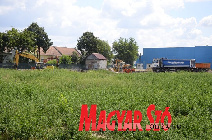 Megkezdte első üzletének építését a német Lidl kereskedelmi üzletlánc (Fotó: Molnár Edvárd) Megkezdte első üzletének építését a német Lidl kereskedelmi üzletlánc (Fotó: Molnár Edvárd)