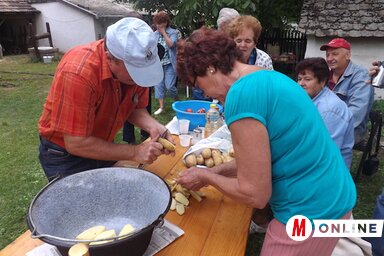A versenyfeladatok között az első a krumplipucolásban való jártasságot mérte fel (Szabó Anikó felvétele)