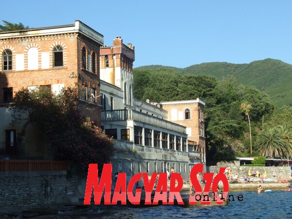 Az egykori Plaža Zelenikát, vagyis Zelenika Strand szállodát három megnyert per után sem kapta még vissza a Magyar család a montenegrói államtól, évek óta üresen kong