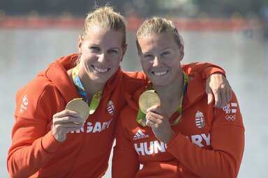 Rio de Janeiro, 2016. augusztus 16.
Az arany�rmes Szab� Gabriella �s Koz�k Danuta a n�i kajak p�rosok 500 m�teres verseny�nek eredm�nyhirdet�se ut�n  a Rio de Janeir�-i ny�ri olimpi�n a Rodrigo de Freitas Lag�n�ban 2016. augusztus 16-�n.
MTI Fot�: Kov�c