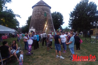 A völgyparti szélmalom tetejét szeretné rendbe tenni az idén a helyi közösség (Csincsik Zsolt felvétele)