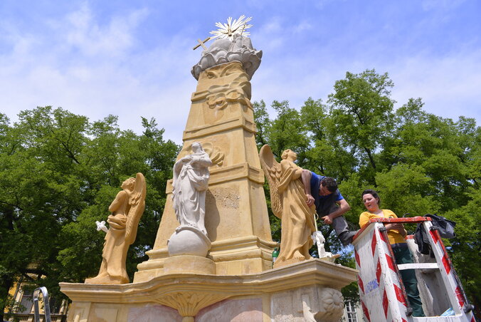 Utolsó simítások a restaurált Szentháromság szobron a szabadkai városháza mellett való felállítása előtt Utolsó simítások a restaurált Szentháromság szobron a szabadkai városháza mellett való felállítása előtt