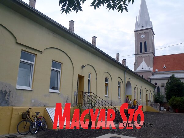 A lakók bérleti díjat fizetnek, rendezik környezetüket, és fizetik a rezsit – ellenkező esetben kilakoltatják őket (Horváth Zsolt felvétele) A lakók bérleti díjat fizetnek, rendezik környezetüket, és fizetik a rezsit – ellenkező esetben kilakoltatják őket (Horváth Zsolt felvétele)