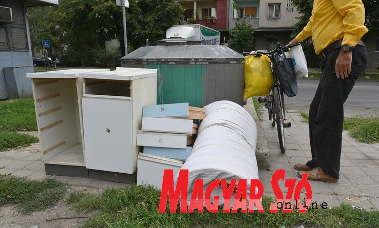 A szemét kérdése Újvidéken örökös téma, az utóbbi időben egyre több konténernek veszik nyoma, a környék lakói pedig az utcára dobálják a szemetet (Ótos András felvétele) A szemét kérdése Újvidéken örökös téma, az utóbbi időben egyre több konténernek veszik nyoma, a környék lakói pedig az utcára dobálják a szemetet (Ótos András felvétele)
