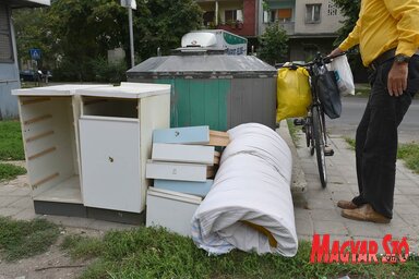 A szemét kérdése Újvidéken örökös téma, az utóbbi időben egyre több konténernek veszik nyoma, a környék lakói pedig az utcára dobálják a szemetet (Ótos András felvétele)