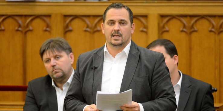 Mengyi Roland felszólalása az Országgyűlés plenáris ülésén (Fotó: MTI)