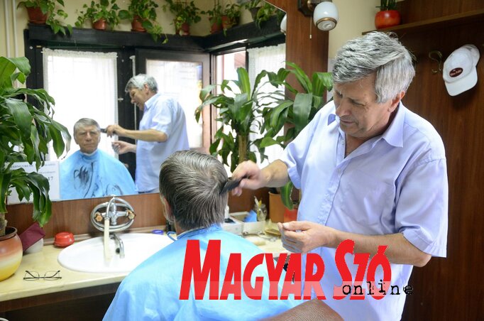 Pista mester munka közben (Fotó: Molnár Edvárd) Pista mester munka közben (Fotó: Molnár Edvárd)