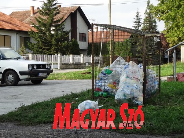 Temerinben a kommunális közvállalat minden hónap utolsó hetén elszállítja az utcára kihelyezett pillepalackos zsákokat (Góbor Béla felvétele)