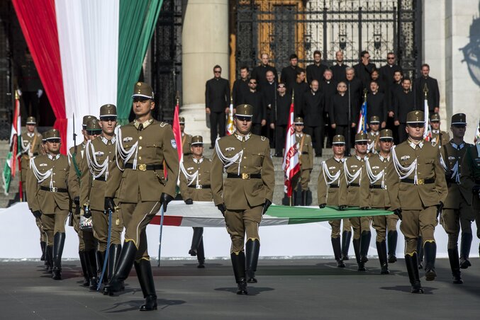 A díszőrség tagjai a nemzeti lobogót hozzák a zászlófelvonásra az augusztus 20-i nemzeti ünnepen a budapesti Kossuth téren 2016. augusztus 20-án (MTI Fotó: Marjai János)