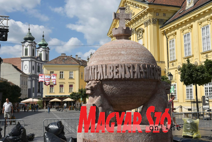Az Országalma fényárban úszott, nemcsak nappal, hanem éjjel is (Ótos András felvétele) Az Országalma fényárban úszott, nemcsak nappal, hanem éjjel is (Ótos András felvétele)