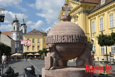 Az Országalma fényárban úszott, nemcsak nappal, hanem éjjel is (Ótos András felvétele)