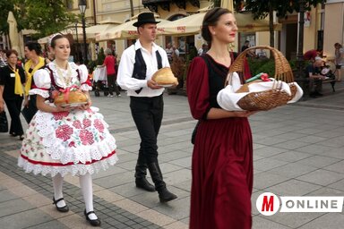 Az új kenyér a gombosiak kezében (Fekete J. József)