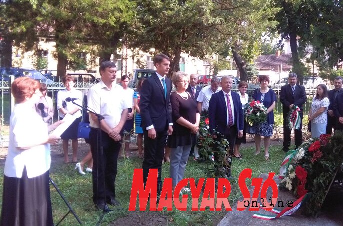 A VMSZ képviselői megkoszorúzzák Szent István szobrát (Csincsik Zsolt felvétele) A VMSZ képviselői megkoszorúzzák Szent István szobrát (Csincsik Zsolt felvétele)
