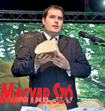 Fejsztámer Róbert az új kenyérrel (Gergely Árpád felvétele)
