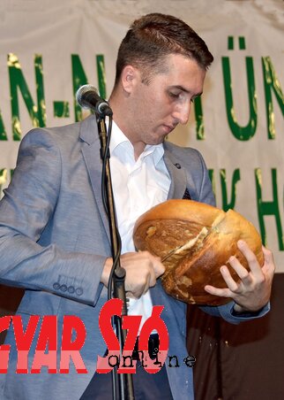 Újhelyi Nándor megszegi az új kenyeret (Gergely Árpád felvétele)