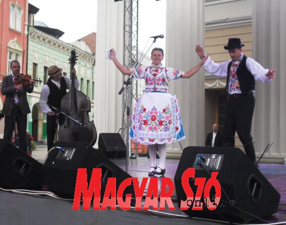 A kalocsai Piros rózsa táncegyüttes szólistái a világzenei kisszínpadon (Fotó: Lukács Melinda) A kalocsai Piros rózsa táncegyüttes szólistái a világzenei kisszínpadon (Fotó: Lukács Melinda)