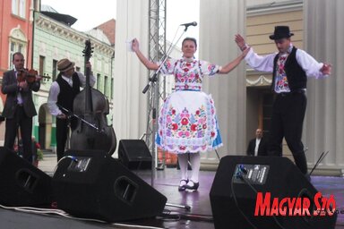 A kalocsai Piros rózsa táncegyüttes szólistái a világzenei kisszínpadon (Fotó: Lukács Melinda)