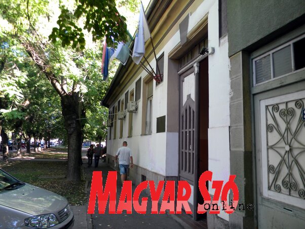 A topolyai önkormányzati hivatal (Benedek Miklós felvétele) A topolyai önkormányzati hivatal (Benedek Miklós felvétele)