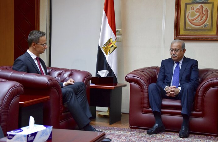 Seríf Iszmáíl egyiptomi miniszterelnök  fogadja Szijjártó Péter külgazdasági és külügyminisztert (Fotó: MTI)
