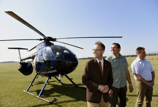 Tarnai Richárd és Szalkai Gábor, valamint Jordán László, a Nemzeti Élelmiszerlánc-biztonsági Hivatal elnökhelyettese egy rendőrségi helikopter mellett (Fotó: MTI)