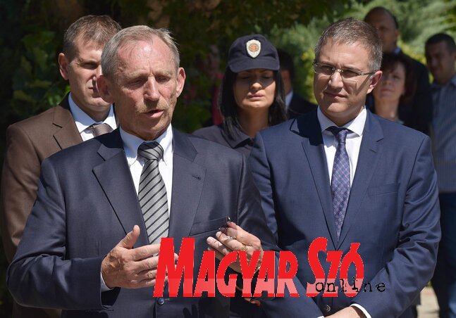 Nebojša Stefanović szerb és Pintér Sándor magyar belügyminiszter a közös sajtótájékoztatón