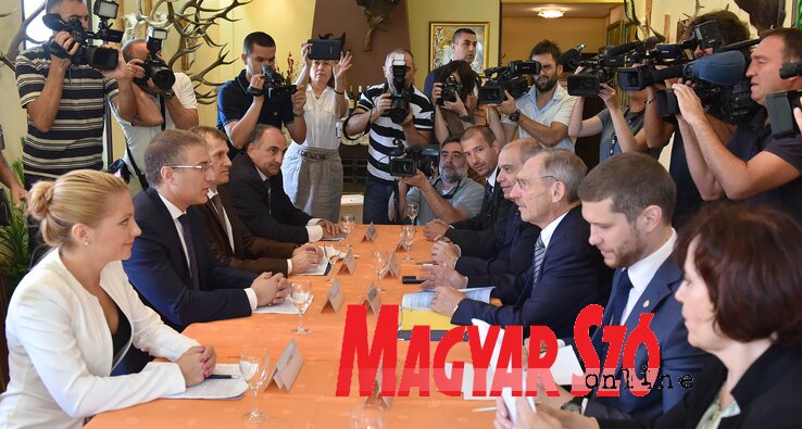 A hajdújárási Borkastélyban talákozott a két ország belügyminisztere