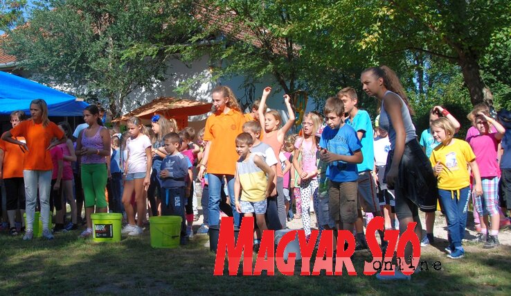 A táborlakók kedvelik az ügyességi és gyorsasági játékokat (Homolya Horváth Ágnes felvétele) A táborlakók kedvelik az ügyességi és gyorsasági játékokat (Homolya Horváth Ágnes felvétele)