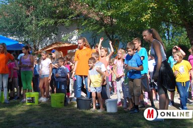 A táborlakók kedvelik az ügyességi és gyorsasági játékokat (Homolya Horváth Ágnes felvétele)
