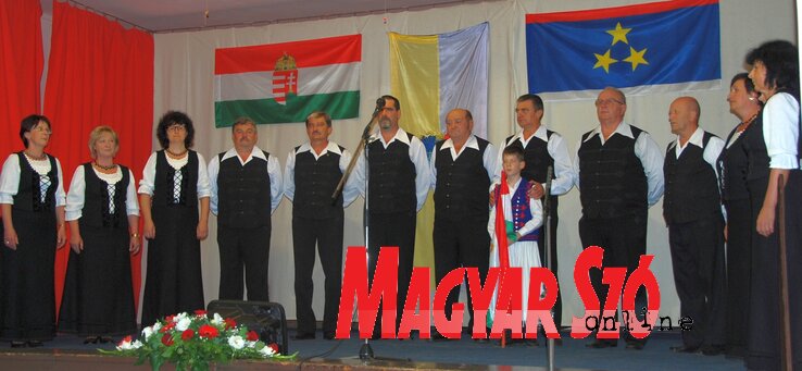 Zentán állva tapsolták meg a felvidéki kórust (Homolya Horváth Ágnes felvétele) Zentán állva tapsolták meg a felvidéki kórust (Homolya Horváth Ágnes felvétele)
