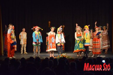Látványos és színes műsort mutatott be a kosztromai csoport (Lakatos János felvétele)