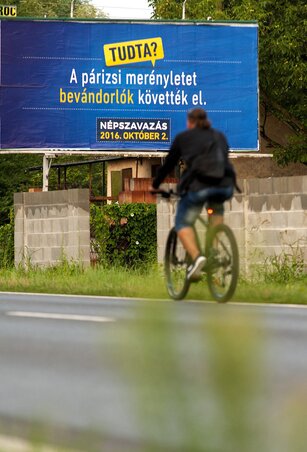 Népszavazásra buzdító óriásplakát Győr közelében (Fotó: MTI)