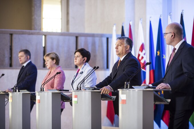 Robert Fico, Angela Merkel, Beata Szydlo, Orbán Viktor és Bohuslav Sobotka (Fotó: MTI)