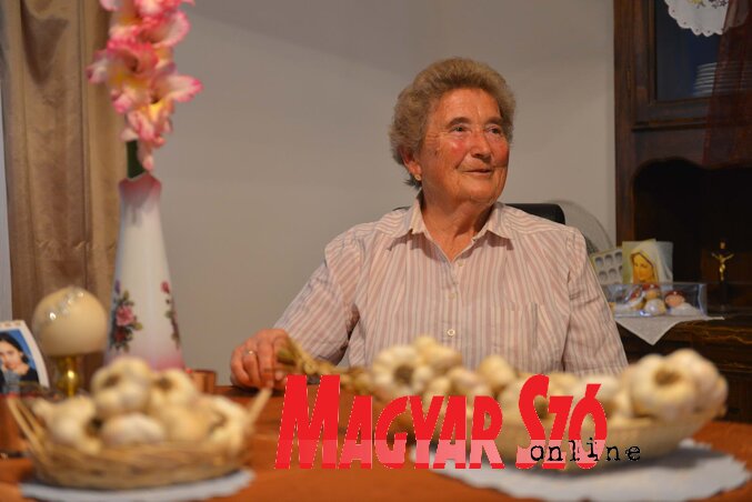 Hármat kell fonni, akkor lesznek szép távolságra egymástól a fejek, véli Margit néni (Molnár Edvárd felvétele) Hármat kell fonni, akkor lesznek szép távolságra egymástól a fejek, véli Margit néni (Molnár Edvárd felvétele)