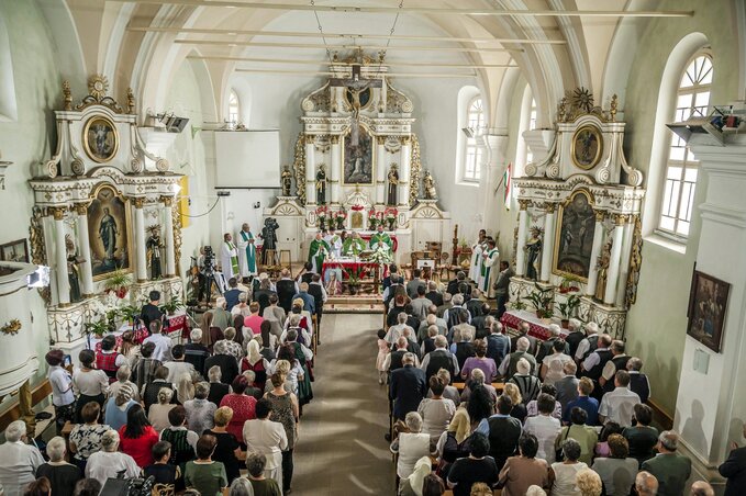 Szentmise Márton Áron tiszteletére a szülőfalujában (MTI)