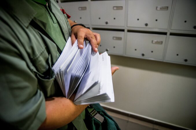 A héten már érkeznek a levélcsomagok a magyarországi lakóhellyel nem rendelkező szavazókhoz (Fotó: MTI)