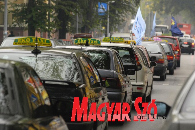 Szabadkán összesen 350 taxis fuvaroz (Fotó: Molnár Edvárd) Szabadkán összesen 350 taxis fuvaroz (Fotó: Molnár Edvárd)