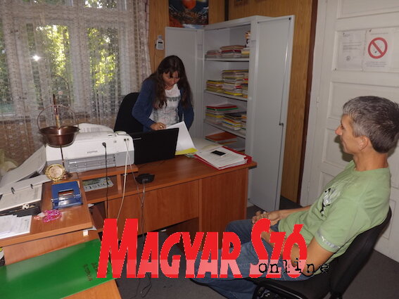Ügyfélfogadás a Községi Unió topolyai irodájában (Szabó Anikó felvétele) Ügyfélfogadás a Községi Unió topolyai irodájában (Szabó Anikó felvétele)
